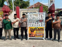 Polsek Blega Gandeng Wartawan Gelar Jumat Berkah, Bagikan Makanan Gratis Kepada Pengguna Jalan