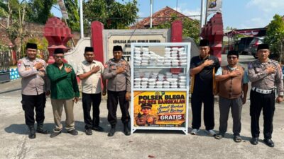 Polsek Blega Gandeng Wartawan Gelar Jumat Berkah, Bagikan Makanan Gratis Kepada Pengguna Jalan