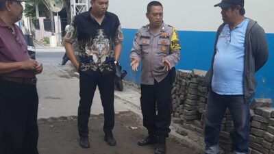 Bentuk Kepedulian Lingkungan, Bhabinkamtibmas Polsek Karangpilang Kunjungi Wilayah Pembangunan Saluran Air di Jalan Kedurus II 