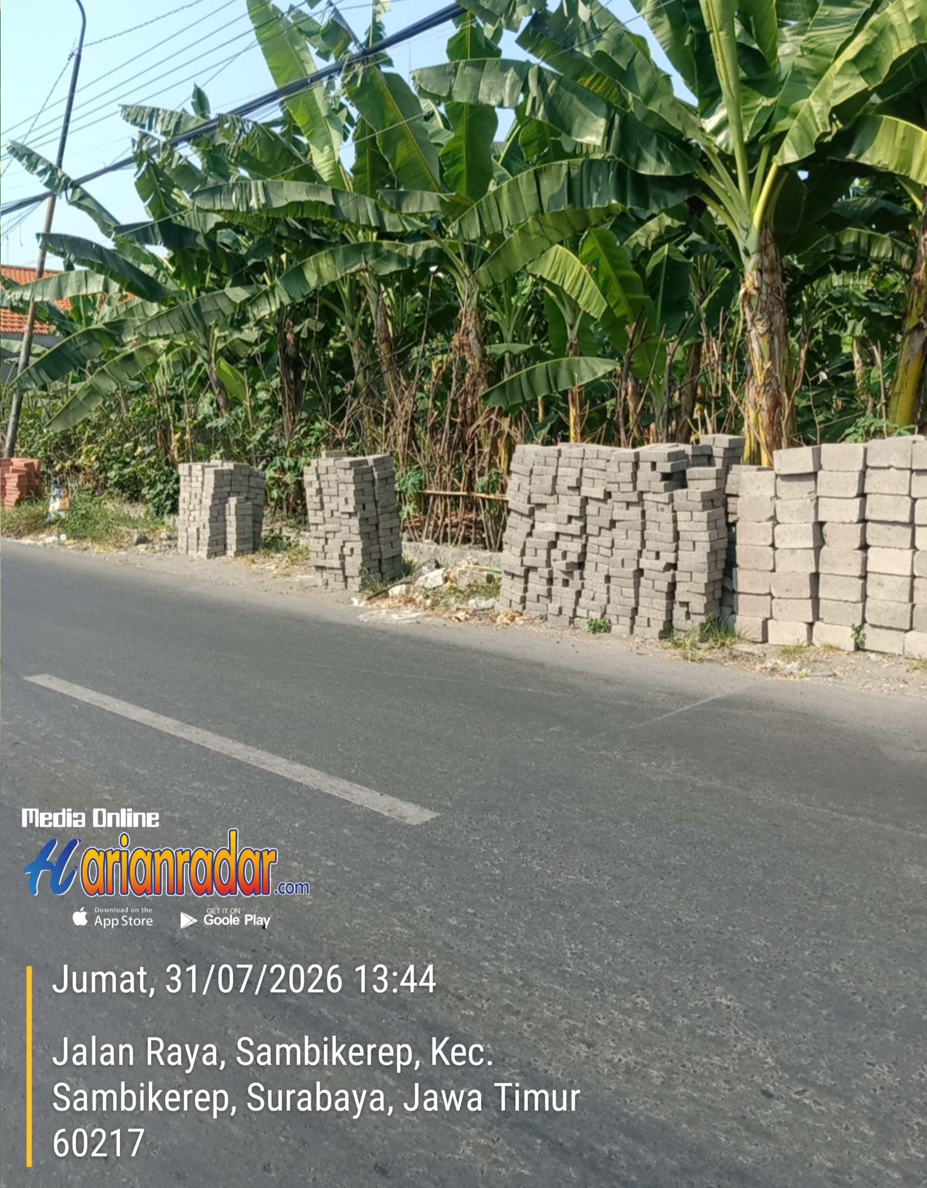 Material paving dibiarkan tanpa ada tanda-tanda kelanjutan aktivitas dari pekerja dan rambu-rambu peringatan garis line.