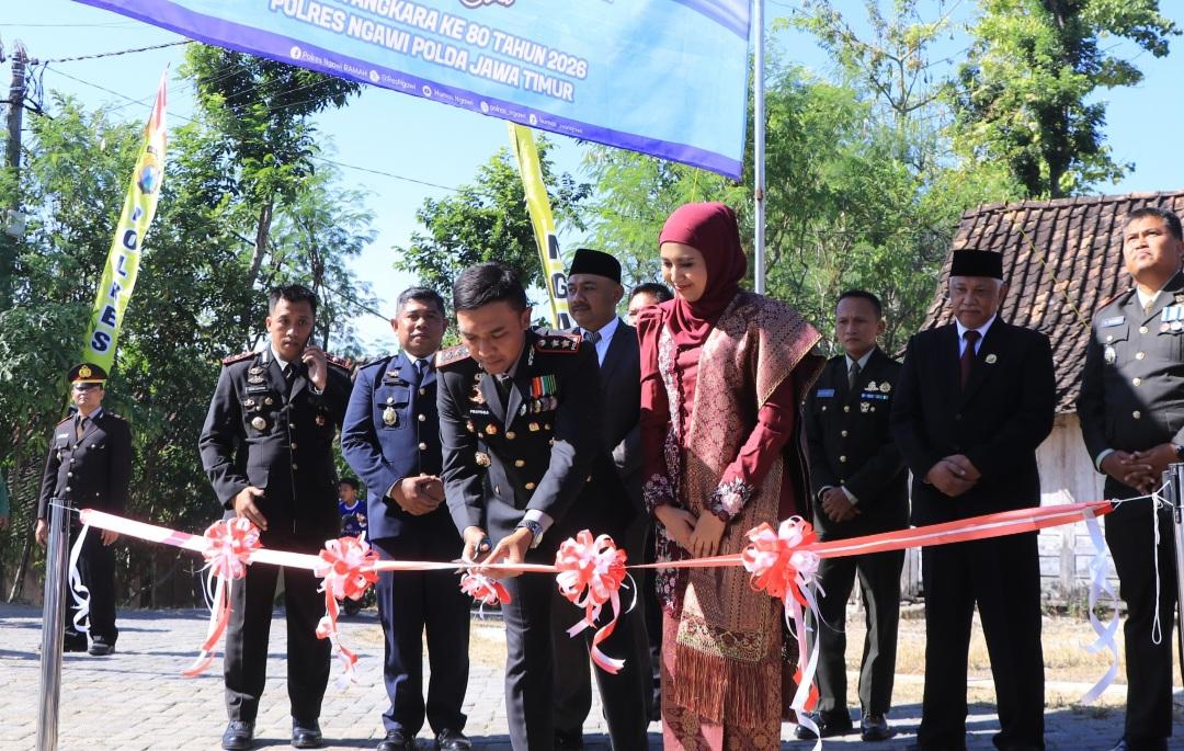 Kapolres Ngawi AKBP Prayoga Angga Widyatama, S.I.K., M.Si., didampingi Ketua Bhayangkari Cabang Ngawi Ny. Erine Prayoga.