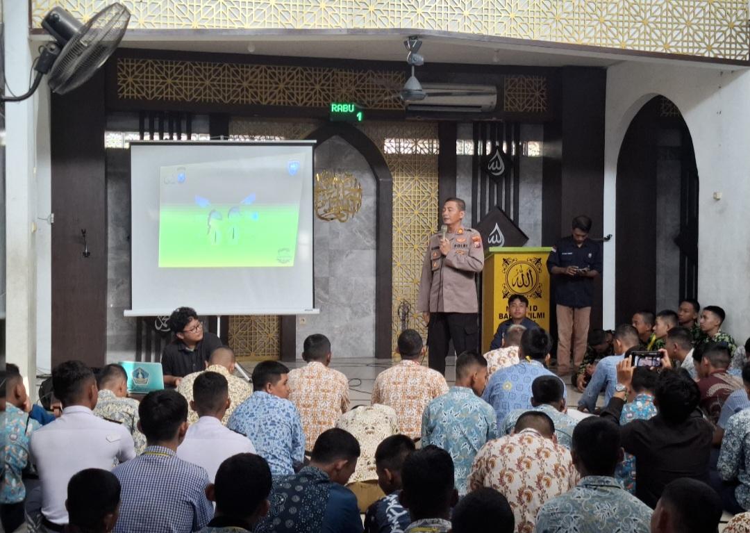 Kegiatan yang berlangsung di lingkungan SMK KAL-1 Surabaya tersebut dihadiri oleh Kasat Binmas Polres Pelabuhan Tanjung Perak beserta personel Sat Binmas