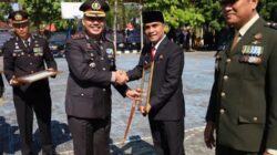 Bupati Bangkalan Lukman Hakim saat Bersalaman Dengan Kapolres Bangkalan