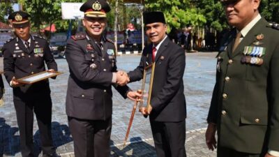Bupati Bangkalan Lukman Hakim saat Bersalaman Dengan Kapolres Bangkalan