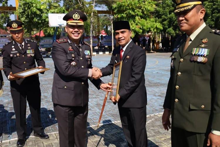 Bupati Bangkalan Lukman Hakim saat Bersalaman Dengan Kapolres Bangkalan
