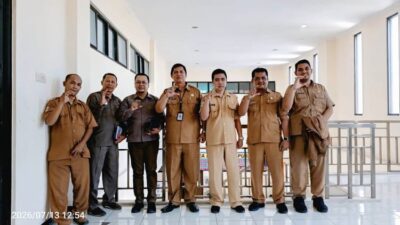 Wakil Ketua KI Jatim Yunus Mansur Yasin (tiga dari kiri) didampingi Kepala Diskominfo Bangkalan Zainal Alim beserta jajaran