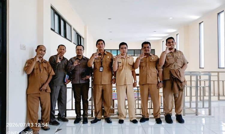 Wakil Ketua KI Jatim Yunus Mansur Yasin (tiga dari kiri) didampingi Kepala Diskominfo Bangkalan Zainal Alim beserta jajaran