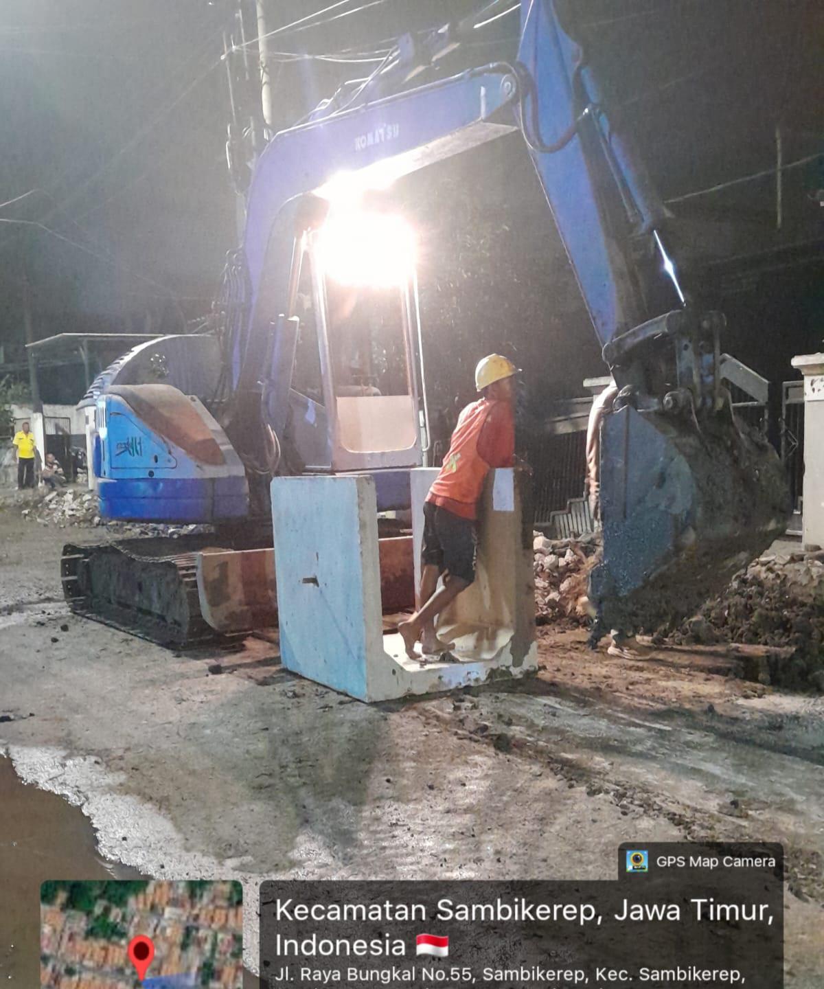Pekerja yang berada tepat di radius bahaya alat berat (ekskavator) ditemukan tidak mengenakan APD lengkap. Mereka bekerja tanpa menggunakan alas kaki (sepatu bot) keselamatan dan masker debu