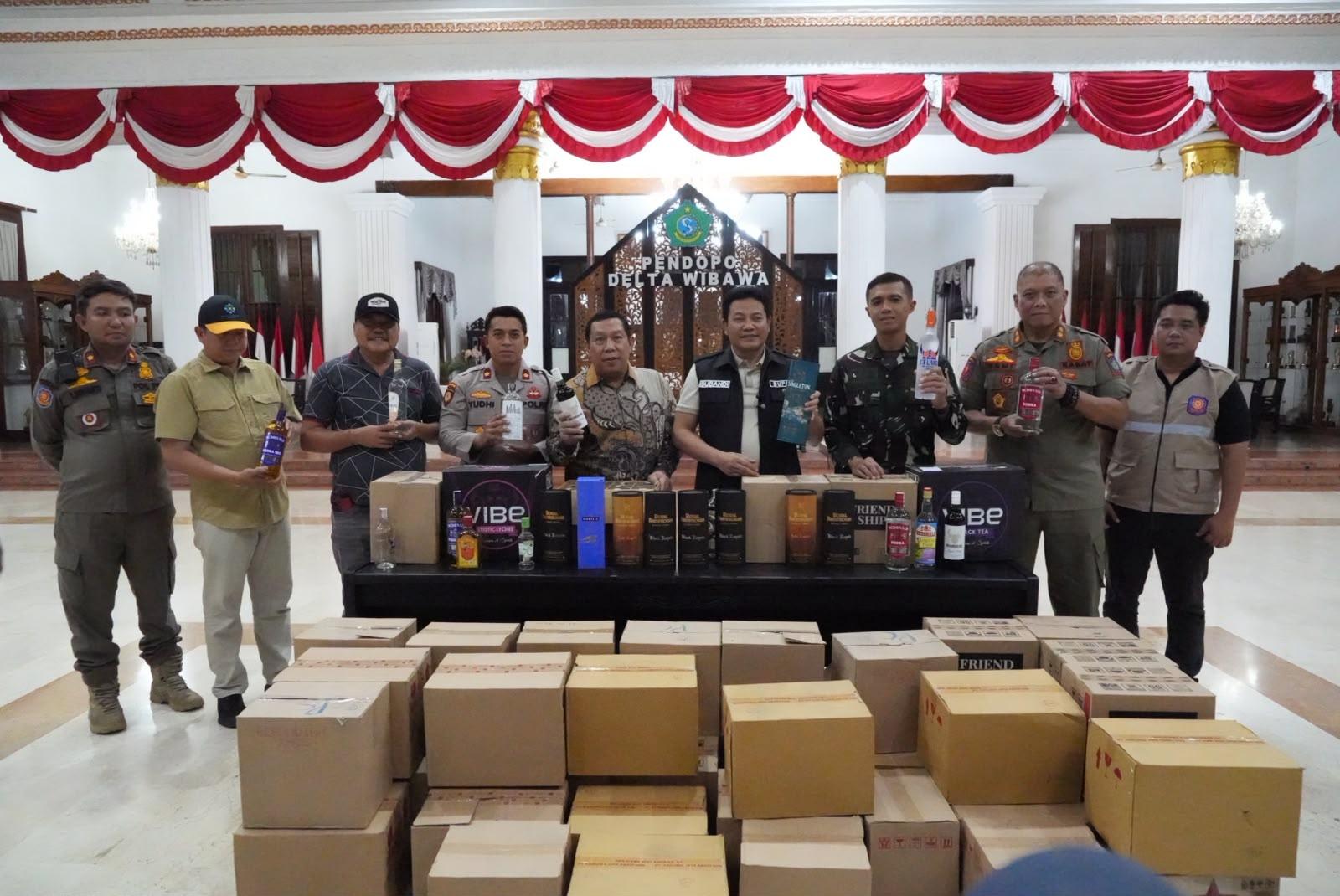Langgar Izin Usaha, Tiga Toko Miras di Sidoarjo Ditutup Bupati Subandi