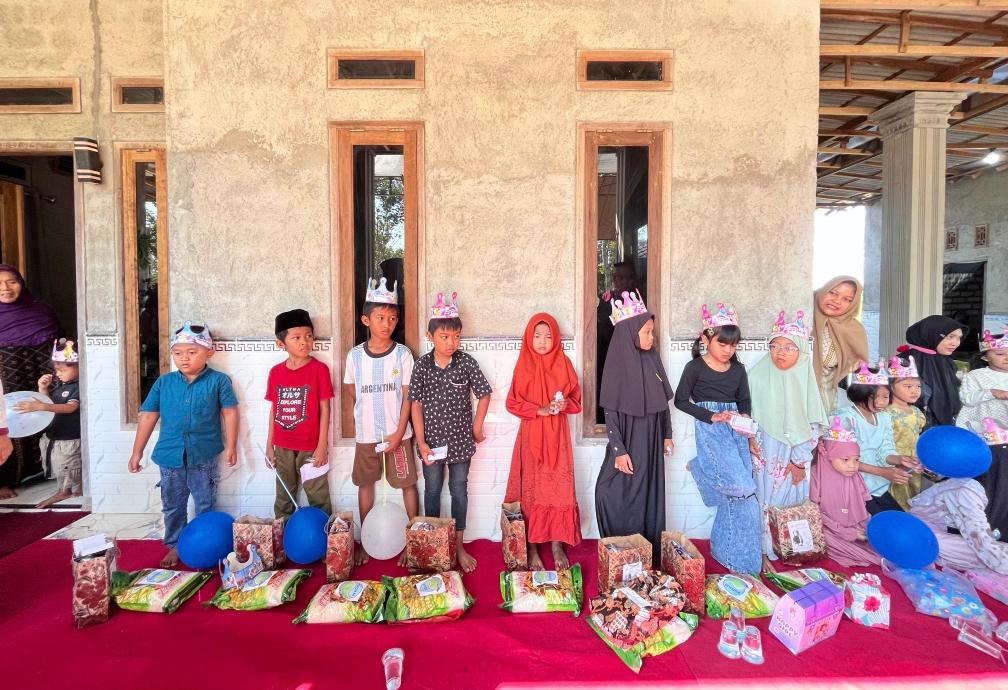 Foto saat membagikan sembako kepada anak yatim