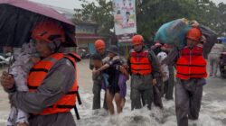 SAR Brimob Polda Sumatera Barat masih terus bekerja di lapangan mengevakuasi warga yang terdampak banjir