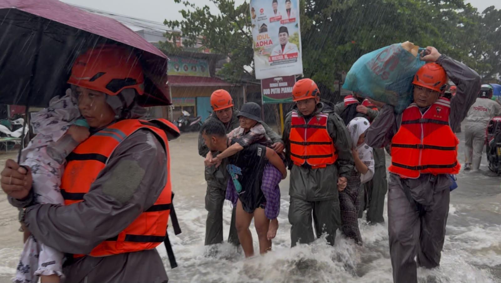 SAR Brimob Polda Sumatera Barat masih terus bekerja di lapangan mengevakuasi warga yang terdampak banjir