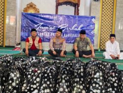 Wujud Polisi Humanis,  Kasatlantas Polres Bangkalan Berbagi Kebaikan Lewat Jumat Berkah di Masjid Syekh Ahmad Ibrahim