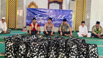 Wujud Polisi Humanis,  Kasatlantas Polres Bangkalan Berbagi Kebaikan Lewat Jumat Berkah di Masjid Syekh Ahmad Ibrahim