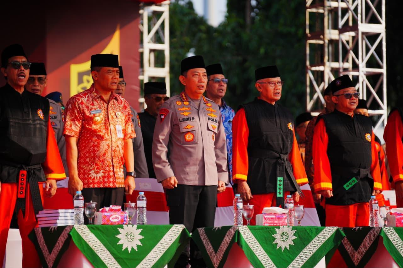 Ketua Umum PP Tapak Suci, Drs. H. Muhammad Afnan Hadikusumo, menganugerahkan gelar Anggota Kehormatan kepada Kapolri Jenderal Polisi Drs. Listyo Sigit Prabowo, M.Si., dan Wali Kota Semarang.