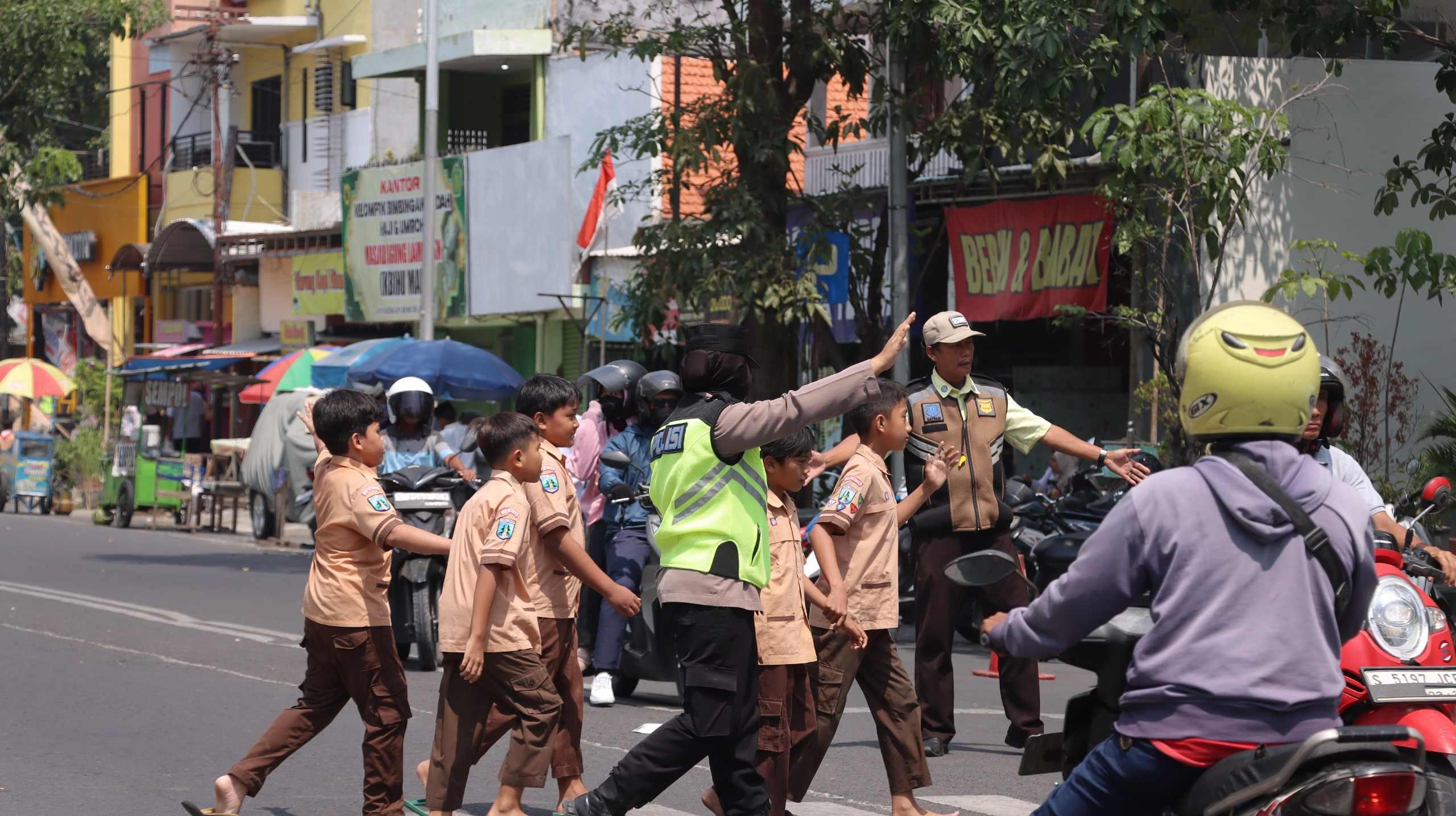 Polres Lamongan inovasi pelayanan kepada masyarakat melalui program Jumat Layanan “Srikandi Care (Caring, Active, Responsive, Empathetic)