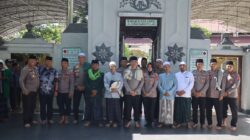Kapolres Pelabuhan Tanjung Perak yang baru menjabat, AKBP Irwan Kurniawan, melaksanakan kegiatan ziarah dan silaturahmi di kawasan Wisata Religi Sunan Ampel serta Makam Boto Putih