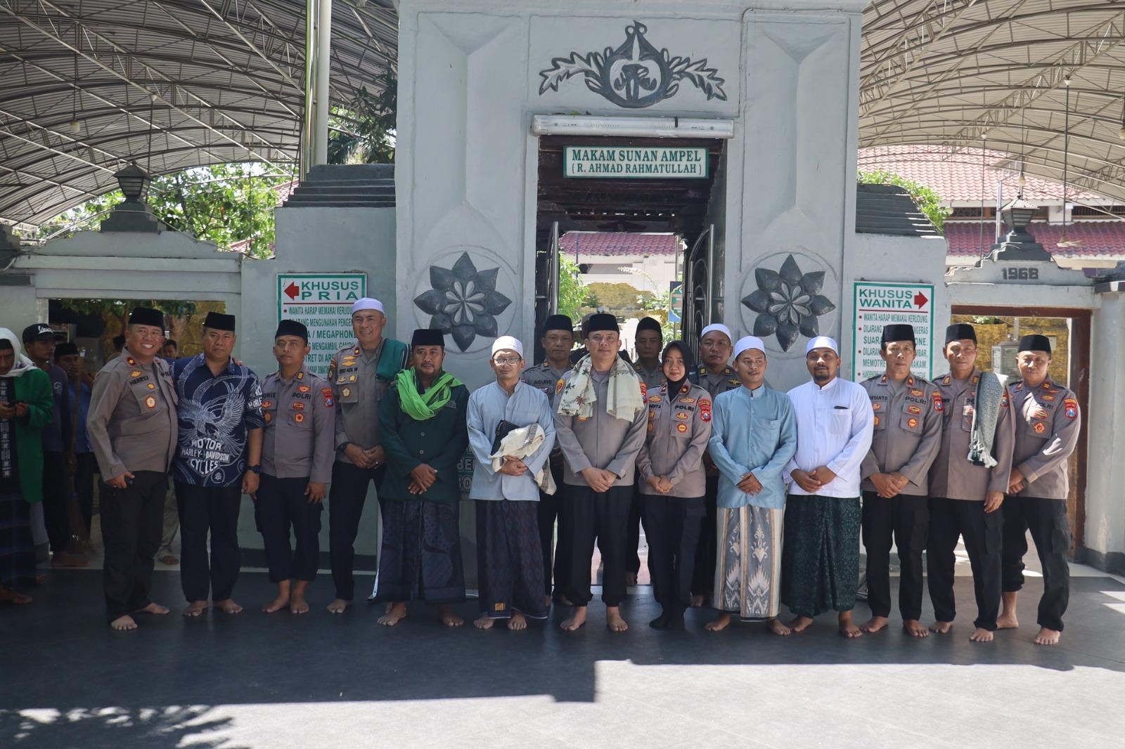 Kapolres Pelabuhan Tanjung Perak yang baru menjabat, AKBP Irwan Kurniawan, melaksanakan kegiatan ziarah dan silaturahmi di kawasan Wisata Religi Sunan Ampel serta Makam Boto Putih