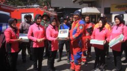 Polres Probolinggo bersama Bhayangkari Cabang Probolinggo menyalurkan bantuan kepada para relawan yang terlibat langsung dalam upaya pemadaman dan penanganan Karhutla kawasan TNBTS