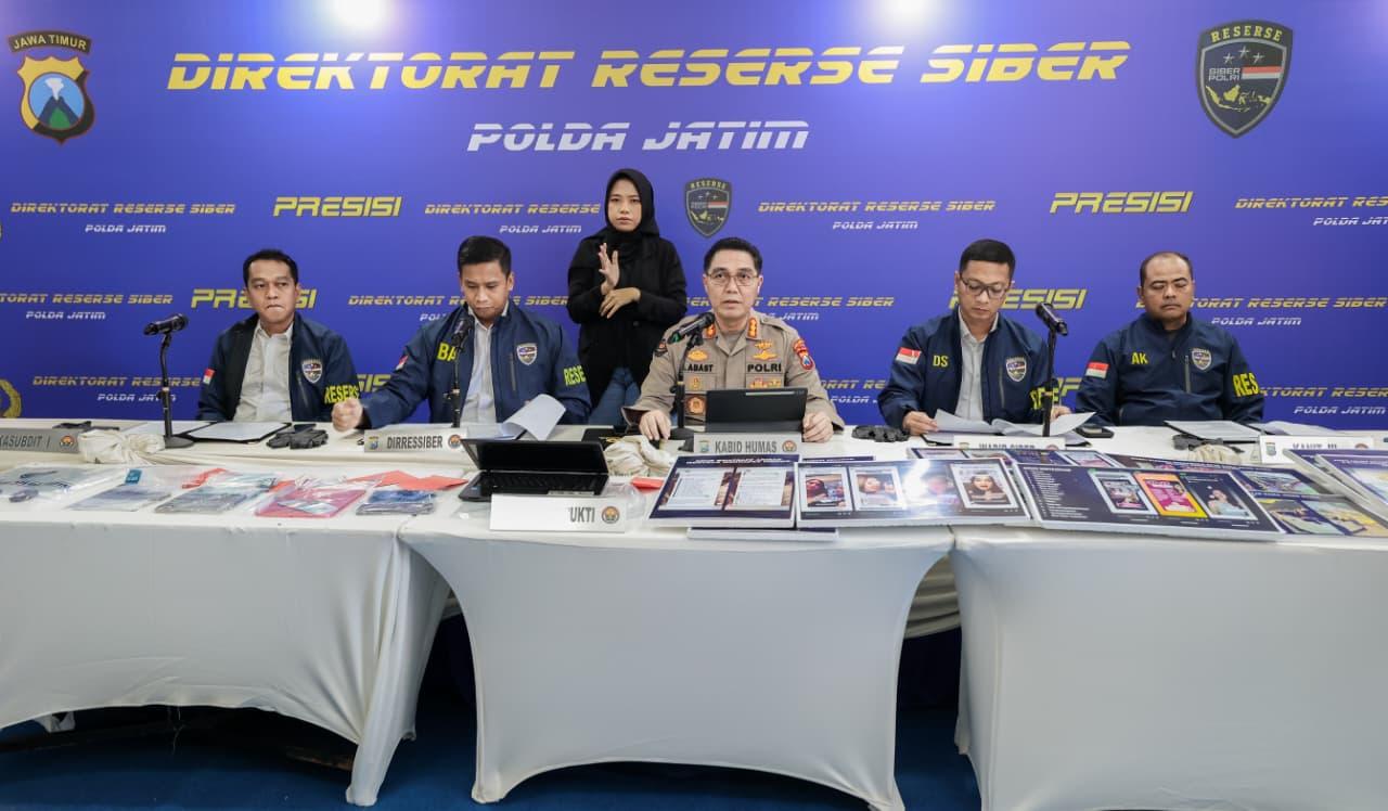 Ditresiber Polda Jatim membongkar dugaan penipuan online berkedok arisan fiktif.