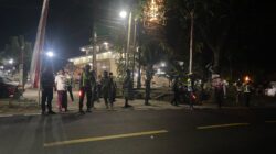 Satuan Lalu Lintas (Satlantas) Polres Bangkalan bersama Pemerintah Kabupaten Bangkalan melakukan penyekatan dan pemeriksaan