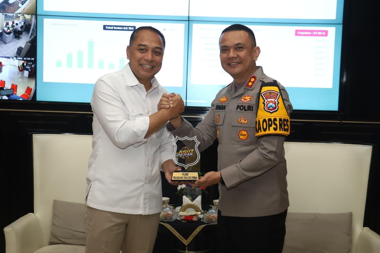 Kapolres Pelabuhan Tanjung Perak AKBP Irwan Kurniawan melakukan kunjungan silaturahmi ke Balai Kota dengan Wali Kota Surabaya Eri Cahyadi