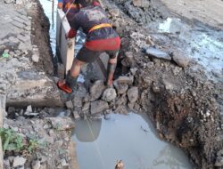 Proyek U-Ditch Sidoyoso Wetan Tanpa Dewatering Andalkan Bendung Darurat | Pekerjaan Molor, Lurah Simokerto Sebut Jadwal Kontrak Salah Cetak