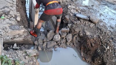 Pekerjaan pembangunan saluran U-Ditch ukuran 60/80 dengan cover gandar 5 ton di Jalan Sidoyoso Wetan