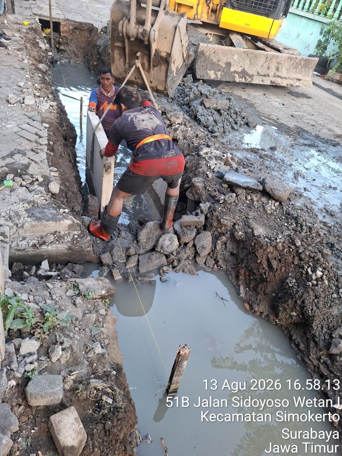 Pekerjaan pembangunan saluran U-Ditch ukuran 60/80 dengan cover gandar 5 ton di Jalan Sidoyoso Wetan