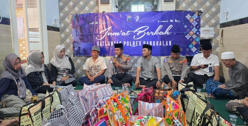Kasatlantas Polres Bangkalan beserta anggotanya menggelar kegiatan Jumat Berkah dengan membagikan paket sembako di Musholla Al Hidayah, Kampung Kejawan, Rw 03, Kelurahan Demangan, Kecamatan Bangkalan
