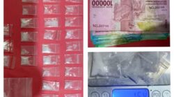 28 poket plastik berisi narkotika jenis sabu sekitar 15,4 gram.