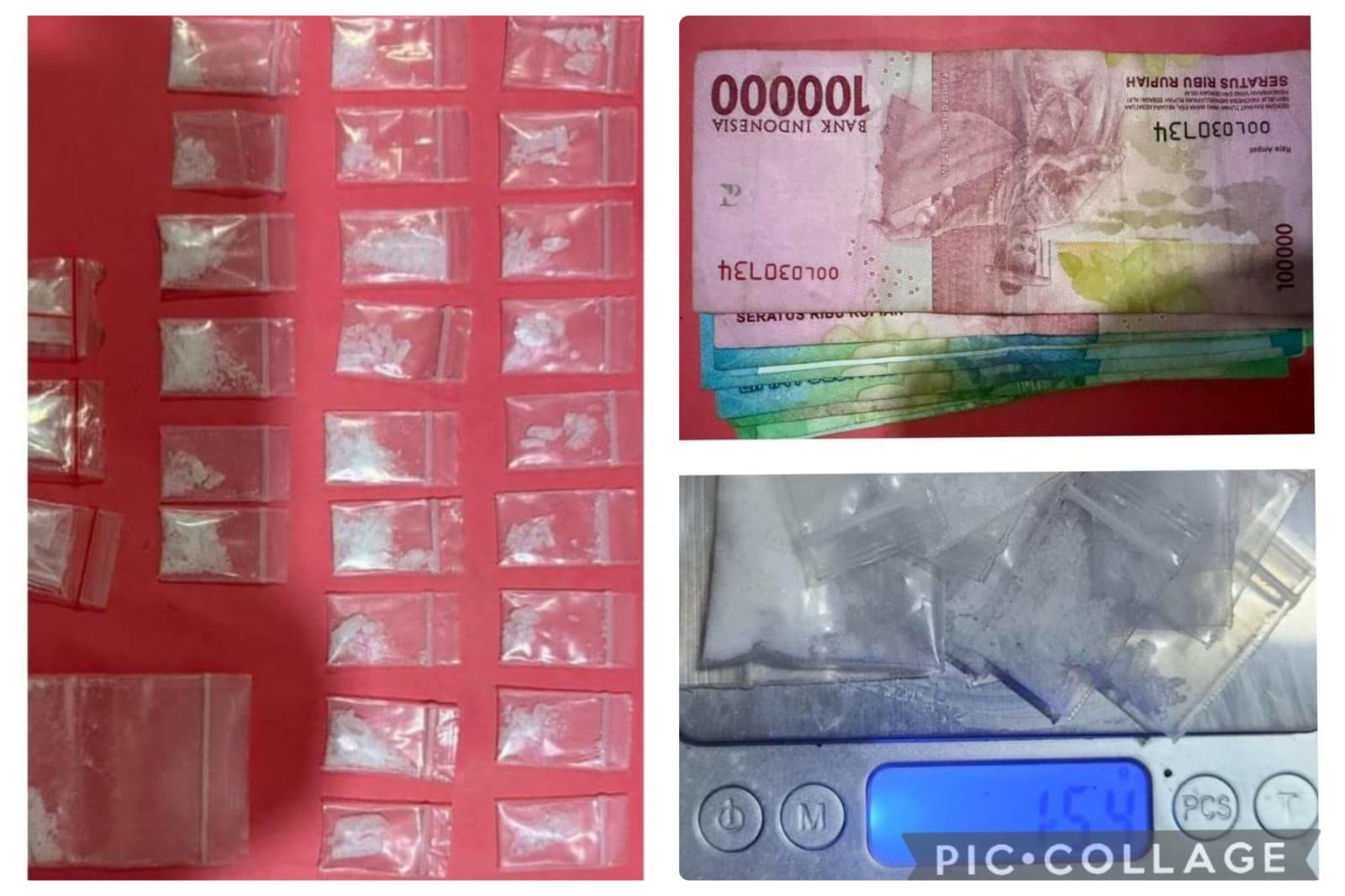 28 poket plastik berisi narkotika jenis sabu sekitar 15,4 gram.