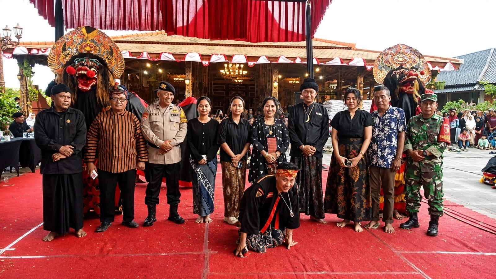 Sifat Dermawan Nyai Wali Ida Rofi, Gelar Sunatan Massal Gratis dan Santunan Akbar di Tanggulangin