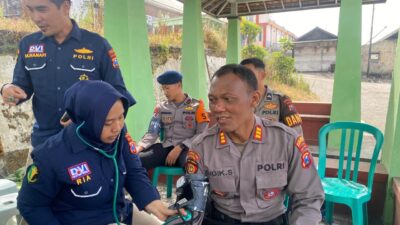 Tim Dokkes Polres Probolinggo Polda Jatim melakukan pemeriksaan kesehatan