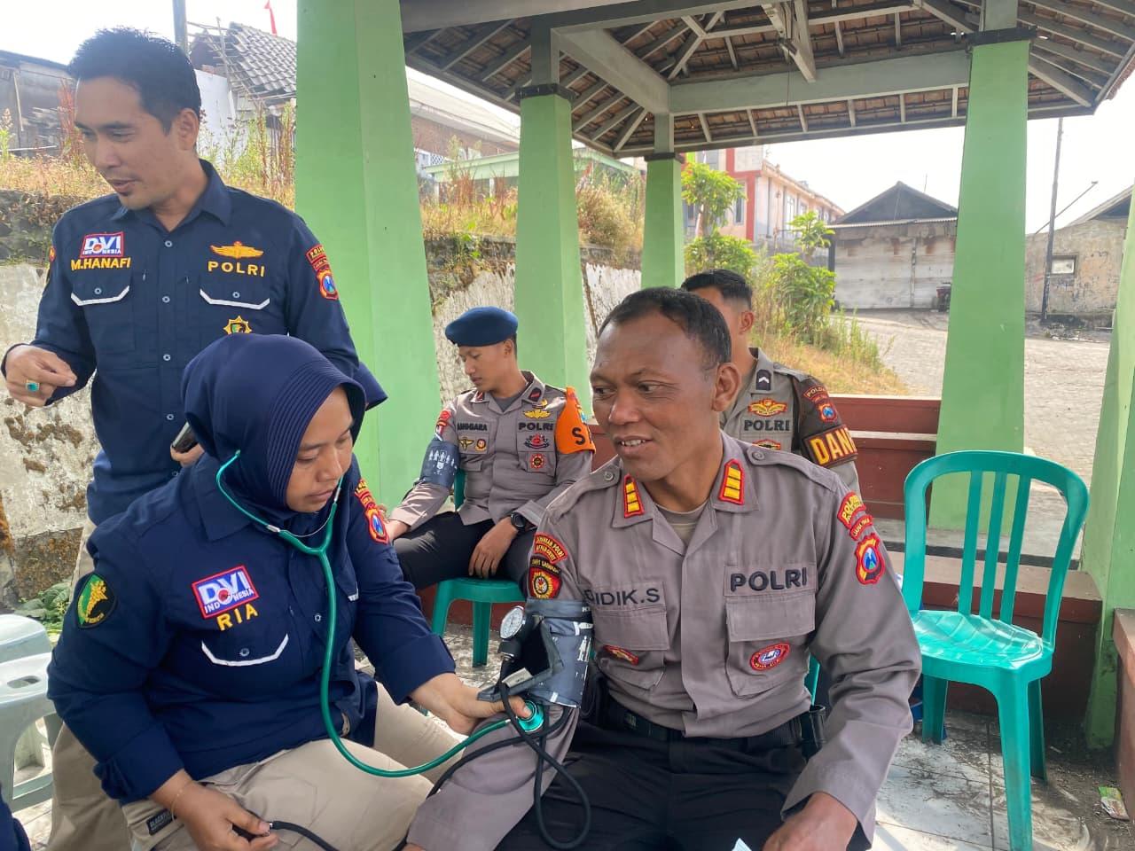 Tim Dokkes Polres Probolinggo Polda Jatim melakukan pemeriksaan kesehatan