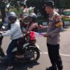 Sambut HUT ke-81 RI, Polres Pelabuhan Tanjung Perak Bagikan Bendera Merah Putih kepada Pengendara