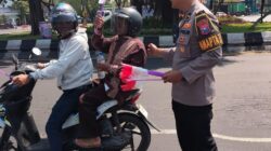 Sambut HUT ke-81 RI, Polres Pelabuhan Tanjung Perak Bagikan Bendera Merah Putih kepada Pengendara