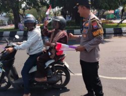 Sambut HUT ke-81 RI, Polres Pelabuhan Tanjung Perak Bagikan Bendera Merah Putih kepada Pengendara