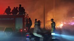 PMK Kodaeral XI Padamkan Kebakaran Lahan di Jalan Naori, Cegah Api Merembet ke Permukiman