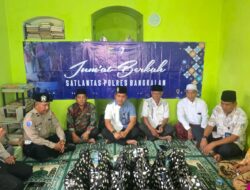 Sinergi Tanpa Jarak: Kasatlantas Polres Bangkalan Bagikan Sembako Jumat Berkah di Musholla Annur Pangeranan