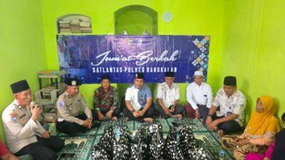Sinergi Tanpa Jarak: Kasatlantas Polres Bangkalan Bagikan Sembako Jumat Berkah di Musholla Annur Pangeranan