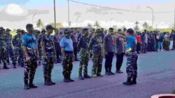 Wadan Kodaeral XI Tinjau Kerja Bakti Pembersihan Stadion Katalpal Merauke, Jelang Upacara HUT Ke-81 Kemerdekaan RI