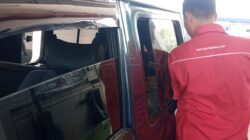 Foto petugas pom bensin saat mengisi puluhan jerigen di dalam cery
