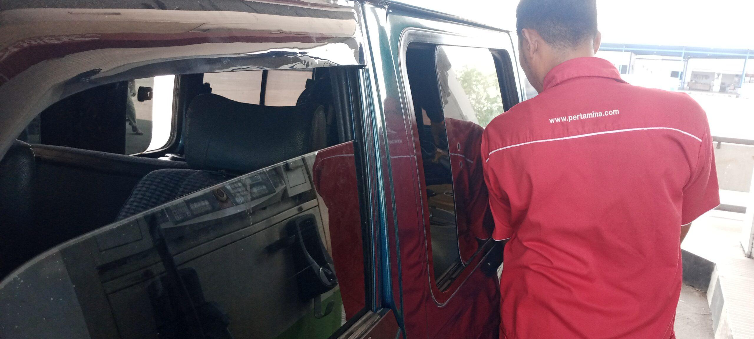 Foto petugas pom bensin saat mengisi puluhan jerigen di dalam cery