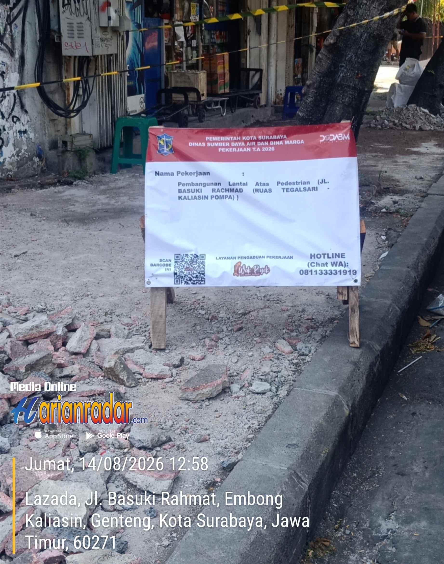 Papan nama Proyek pembangunan lantai atas pedestrian di kawasan Jalan Basuki Rachmad (Ruas Tegalsari - Kaliasin Pompa) Kota Surabaya