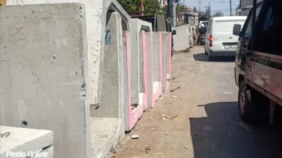 Pengabaian prosedur Keselamatan dan Kesehatan Kerja (K3) Proyek kawasan Surabaya Barat, tepatnya di koridor padat aktivitas Jalan Wonorejo I, Manukan Kulon, Kecamatan Tandes, Kota Surabaya.
