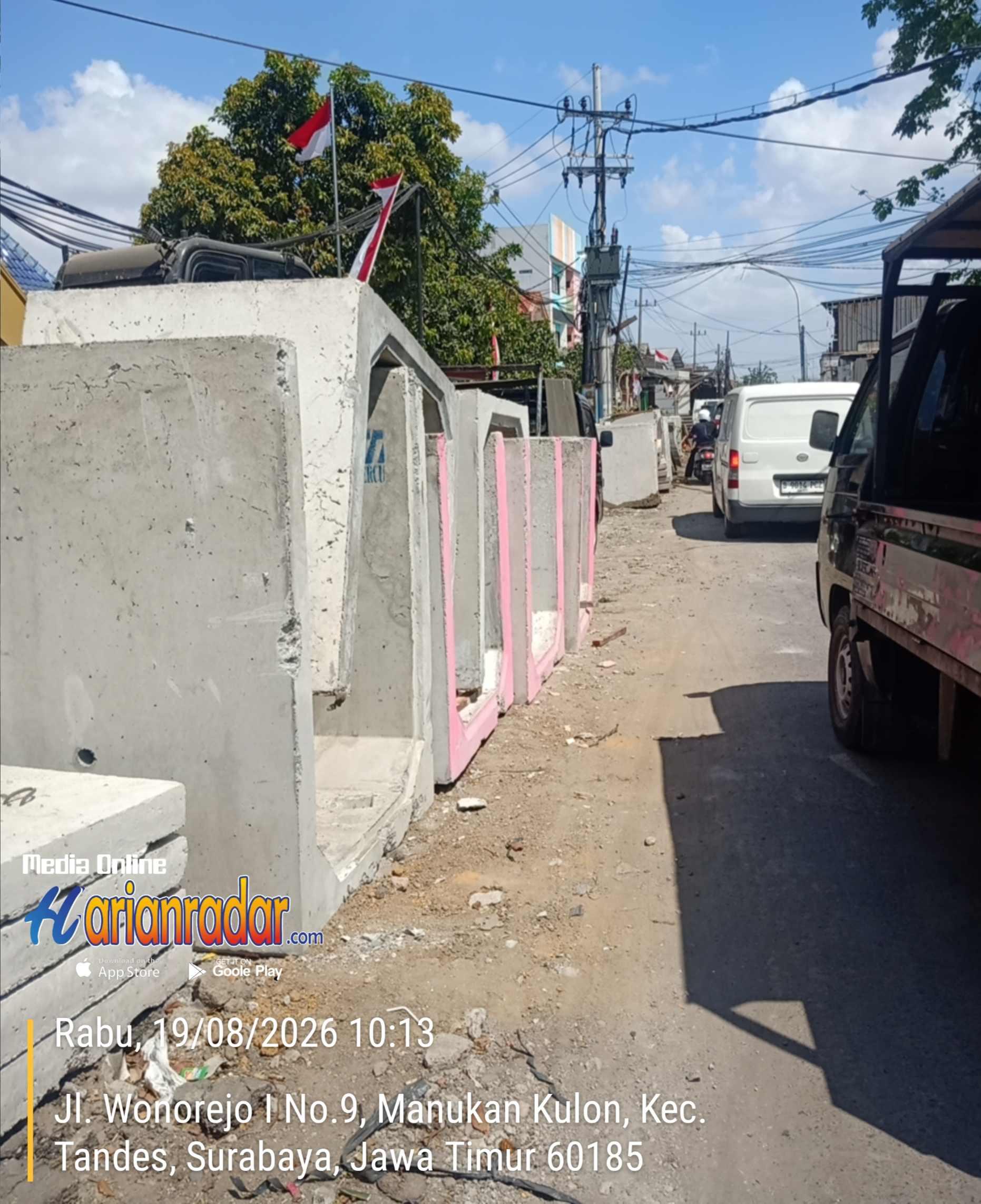 Pengabaian prosedur Keselamatan dan Kesehatan Kerja (K3) Proyek kawasan Surabaya Barat, tepatnya di koridor padat aktivitas Jalan Wonorejo I, Manukan Kulon, Kecamatan Tandes, Kota Surabaya.