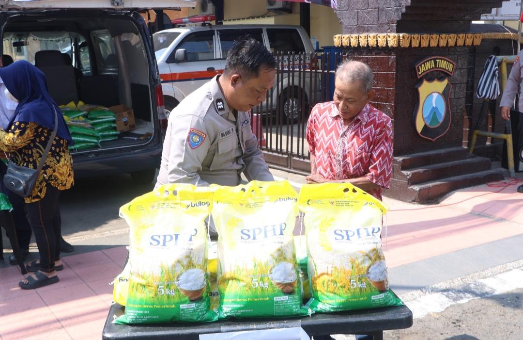 HUT ke-81 Kemerdekaan Republik Indonesia, Polres Blitar Kota Polda Jatim menggelar Gerakan Pangan Murah dengan menyalurkan beras SPHP