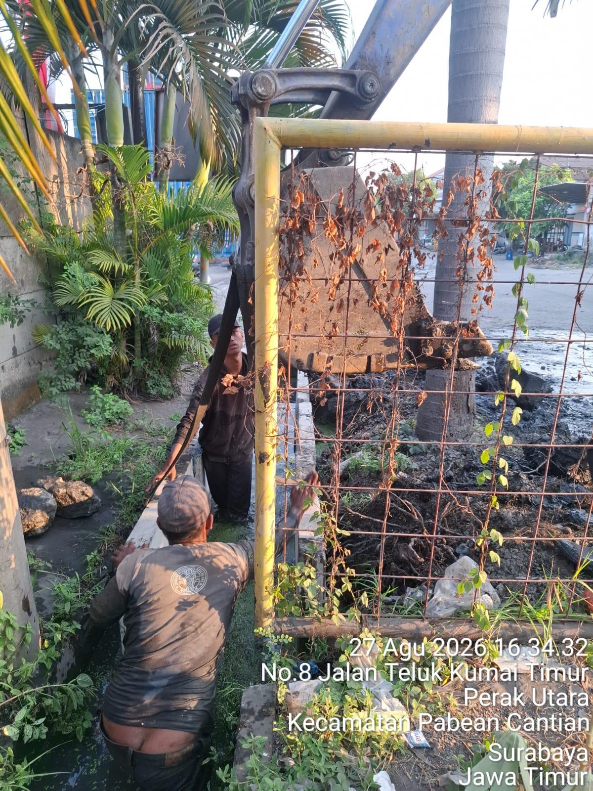 Proyek pembangunan saluran air menggunakan U-Ditch 40/60 Jalan Teluk Kumai Barat RW 02, Kelurahan Tanjung Perak, Kecamatan Pabean Cantian.