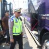 Cegah Kecelakaan, Polres Pelabuhan Tanjung Perak Ramp Check Bus Peziarah di Sunan Ampel